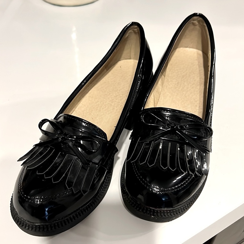 Round tow low chunky heel slip on loafer with bow knot.